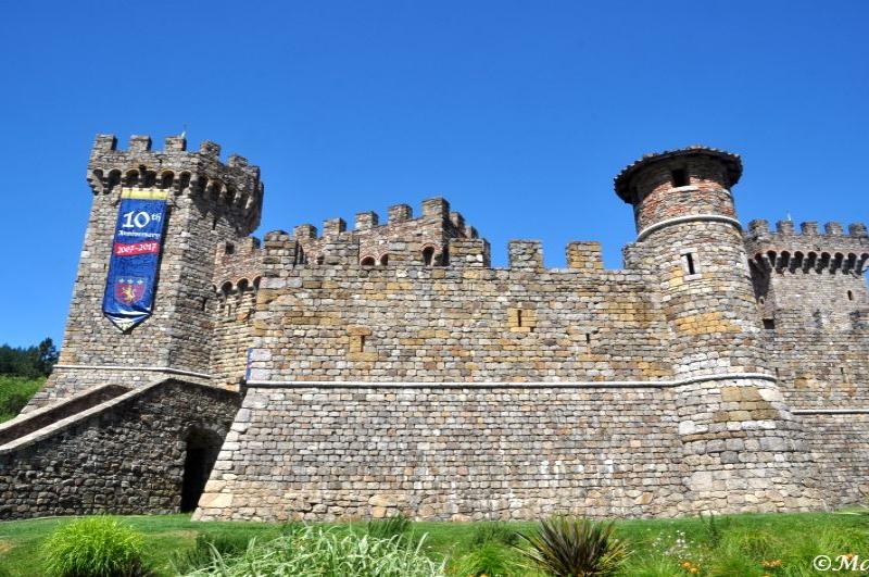 Castello Di Amorosa: каменная крепость в солнечном свету